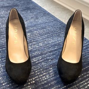 Block heel black shoes